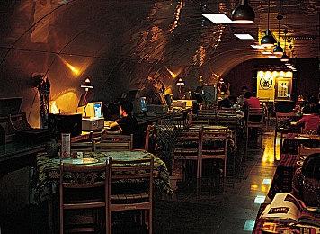 类模拟人生《InZoi》拥有可驾驶汽车 还可能出车祸